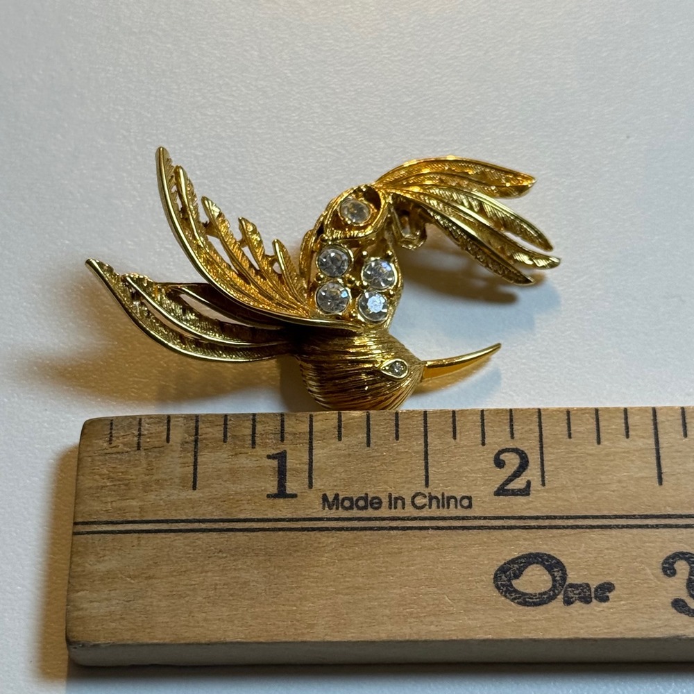 Napier Vintage Gold Tone Hummingbird Brooch Rhinestone Accent Bird Hallmarked - Picture 6 of 6